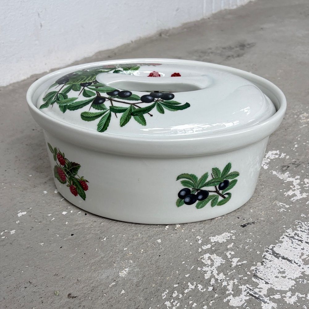 Porcelaine de Paris casserole dish